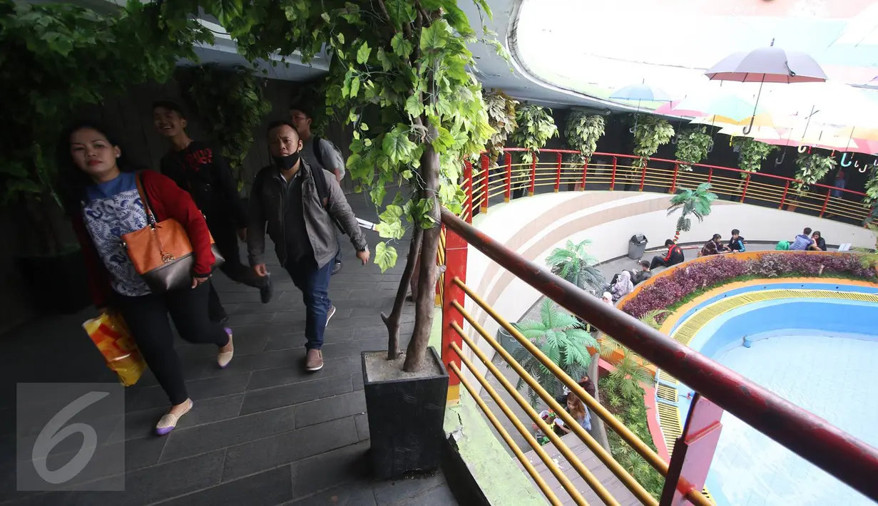 Sejumlah pejalan kaki melintasi TPO di Kota Tua, Jakarta, Kamis (3/11). Terowongan yang dulunya sepi dan kumuh, kini berubah wajah menjadi tempat yang bersih dan ditata dengan indah serta menjadi pusat wisata Kota Tua. (Liputan6.com/Immanuel Antonius)