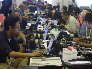 Sejumlah jurnalis dari berbagai negara melakukan peliputan pembukaan Konferensi Asia Afrika 2015 dari area Media Center, JCC Jakarta, Rabu (22/4/2015). (Liputan6.com/Herman Zakharia)