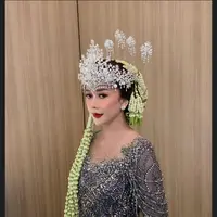 Ibu satu anak itu terlihat cantik maksimal kala mengenakan kebaya panjang berpayet nuansa keabuan yang dipadukan kain batik warna gelap. [@iniriezka]
