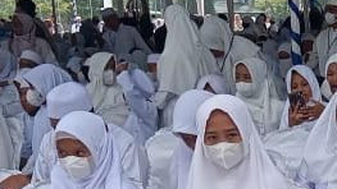Potret Ratusan Siswa Terpaksa Pakai Masker Imbas Jambi Diselimuti Kabut Asap