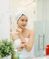 Seorang wanita menggunakan skincare untuk merawat wajah. (depositphotos.com/DragonImages)