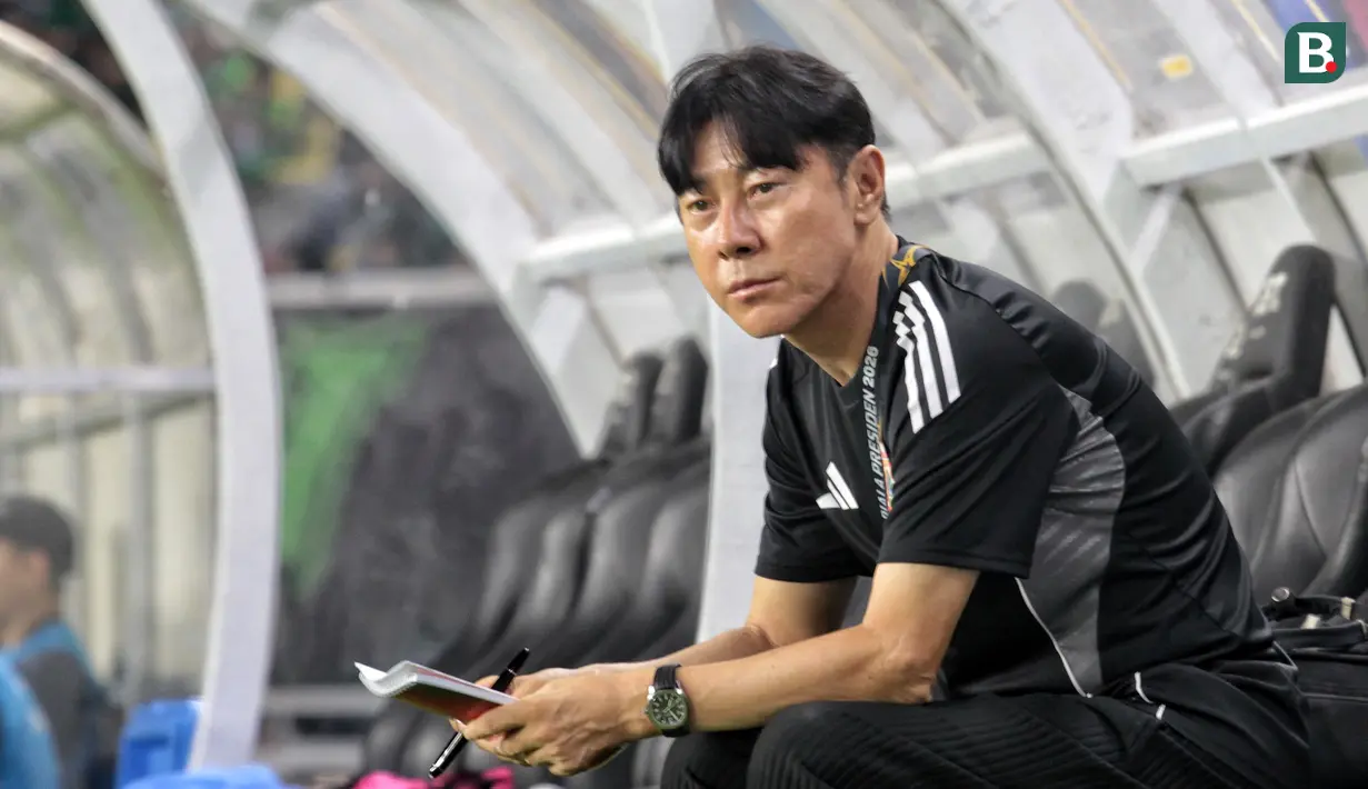 Ekspresi pelatih Persija Jakarta, Shin Tae-yong, saat mendampingi timnya menghadapi Persebaya Surabaya pada laga Grup B Piala Presiden 2026 di Stadion Gelora Bung Tomo, Surabaya, Minggu (26/7/2026) malam. Debut Shin Tae-yong bersama Macan Kemayoran berakhir dengan kekalahan 0-1 setelah gol bunuh diri Radovan Pankov pada menit ke-64 menjadi penentu kemenangan Persebaya. (Bola.com/Wahyu Pratama)