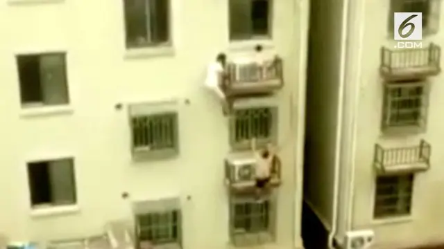 Seorang balita nyaris terjatuh dari lantai 4 sebuah gedung di China. Beruntung dua orang pria berhasil menyelamatkannya.