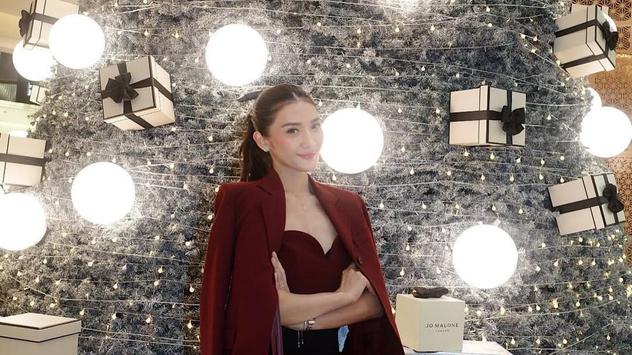 Potret Terbaru Anissa Aziza, Dipuji Cantik Bak Super Model dengan Blazer Maroon