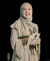 Nama Davina Karamoy melejit setelah ia memerankan karakter Rani di film popular Ipar Adalah Maut. Davina juga merupakan mualaf dan baru saja mengunggah beberapa potret dirinya mengikuti suatu kajian. [Foto: Instagram/davinaakaramoy]
