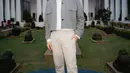 Lukman Sardi juga turut tampil di malam Pengumuman Nominasi Festival Film Indonesia 2023. Ia tampil mengenakan rancangan Kraton World, berupa atasan dengan ciri kerah yang khas berwarna putih, ditumpuk jaket double-breast berwarna abu-abu, dan celana panjang beige. [Foto: Instagram/hagaipakan]