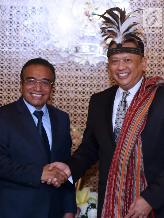 Ketua DPR RI, Bambang Soesatyo (kanan depan) bersalaman dengan Presiden Timor Leste Francisco Guterres Lu Olo usai pemberian cenderamata di Gedung MPR/DPR RI, Jakarta, Jumat (29/6). Pertemuan untuk menjalin hubungan baik. (Liputan6.com/Helmi Fithriansyah)