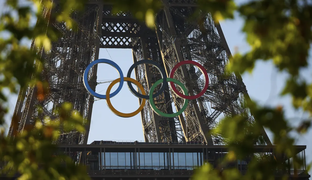Cincin Olimpiade terlihat di Menara Eiffel, Paris pada Jumat (7/6/2024). (AP Photo/Thomas Padilla)