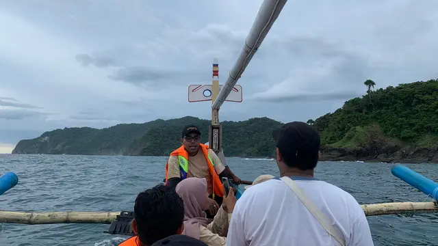 Sepanjang perjalanan menuju Wedi Ireng, wisatawan diceritakan tentang sejarah terbentuknya Wedi Ireng, Gunung Api Purba dan kawasan di pesisir Banyuwangi