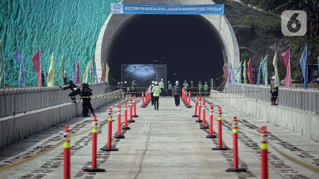 FOTO: Memantau Progres Proyek Tunnel 6 Kereta Cepat Jakarta - Bandung