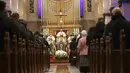 Administrator Apostolik Gereja Latin di Tanah Suci Pierbattista Pizzaballa (tengah) memimpin misa pada malam Natal di Gereja Kelahiran, Betlehem, Tepi Barat, Jumat (25/12/2020). Natal tahun ini dirayakan oleh umat Kristiani dunia di tengah pandemi COVID-19. (Abed Al Hashlamoun/Pool Photo via AP)
