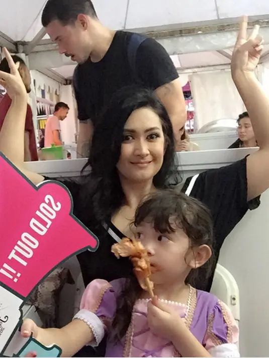 Keributan yang sering terjadi dalam rumah tangganya itu, membuat ibunda dari Mikhaela Lee Jowono itu merasa tidak nyaman lagi. "Dari perselisihan itu, tidak tercapainya kebahagiaan lahir dan batin antara mereka," lanjutnya. (Instagram/nafaurbach)