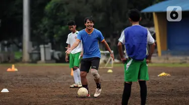 Mantan pesepakbola Nasional, Ricky Yakobi membawa bola saat melatih di salah satu lapangan di Jakarta.   Striker legendaris Timnas Indonesia Ricky Yacobi meninggal dunia pada Sabtu (21/11/2020) pagi WIB. (Liputan6.com/Helmi Fithriansyah)