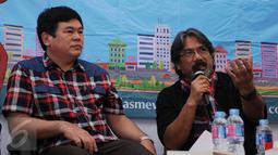 Fotografer senior Andreas Darwis Triadi bersama Adik Calon Gubernur nomer 2 DKI Jakarta Basuri Tjahaja Purnama saat memberikan dukungan di Rumah Lembang, Jakarta, Jumat (13/1). (Liputan6.com/Gempur M Surya)