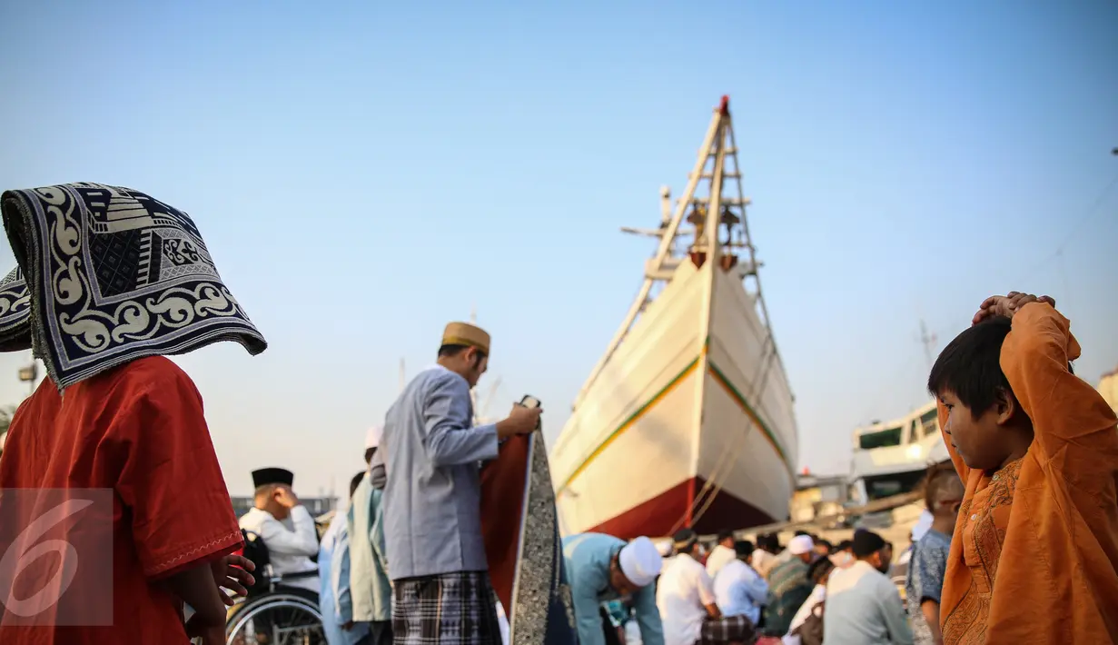 Ribuan umat Muslim bersiap melaksanakan Shalat Idul Adha di Pelabuhan Sunda Kelapa, Jakarta, Kamis (24/9/2015). Nuansa khas pelabuhan menjadi keunikan tersendiri saat Shalat Ied di tempat ini. (Liputan6.com/Faizal Fanani)