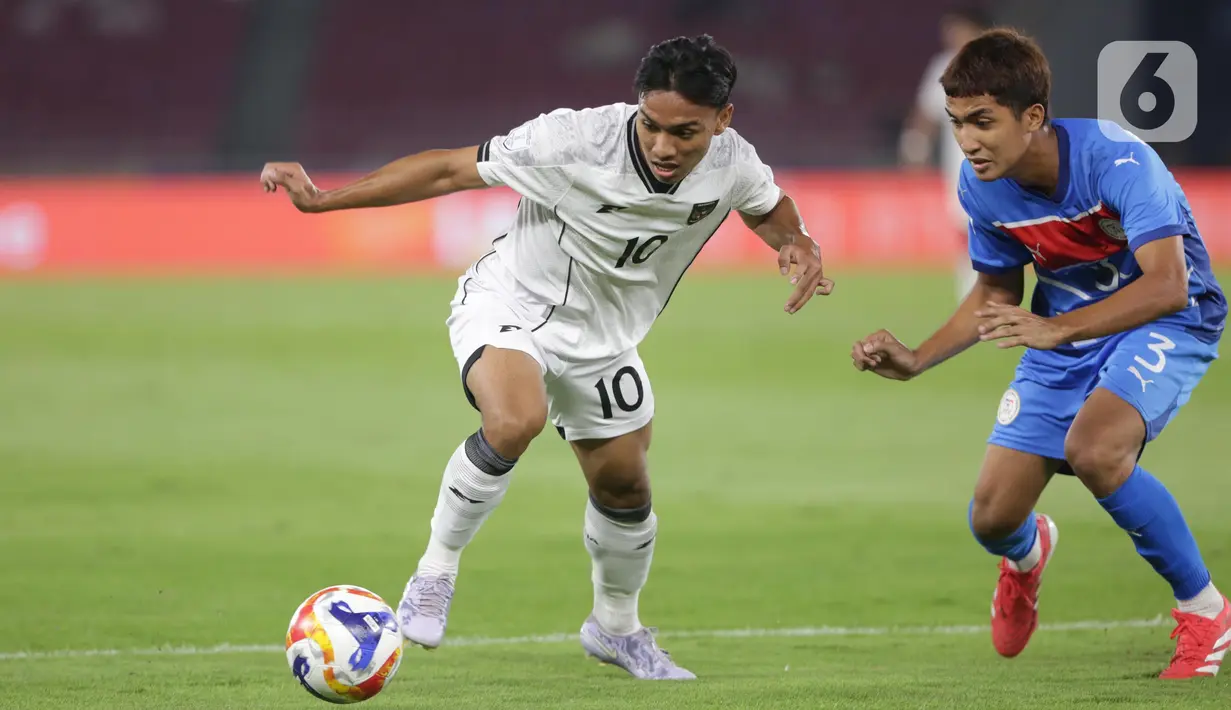 Laga kedua timnas berlangsung ketat sejak menit awal pertandingan. (Liputan6.com/Helmi Fithriansyah)