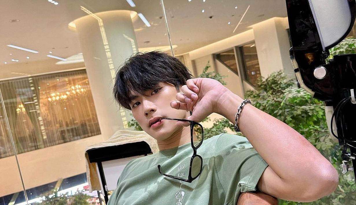 <p>Ohm Pawat juga bermain di film Dew pada 2019, dan menjadi tokoh utama bernama Khet di The Shipper tahun 2020. (FOTO: instagram.com/ohmpawat/)</p>