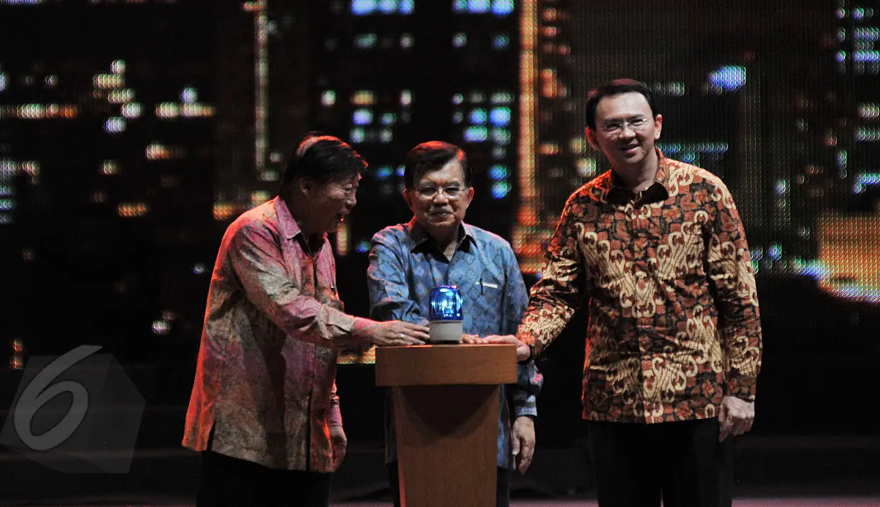 Wapres Jusuf Kalla didampingi Gubernur DKI Jakarta Basuki Thajaja Purnama dan Ketua panitia Jakarta Fair, Murdaya Poo menekan tombol sirene sebagai tanda dibukanya Jakarta Fair 2015 di JIExpo, Jakarta, Jumat (29/5/2015).  (Liputan6.com/Johan Tallo)