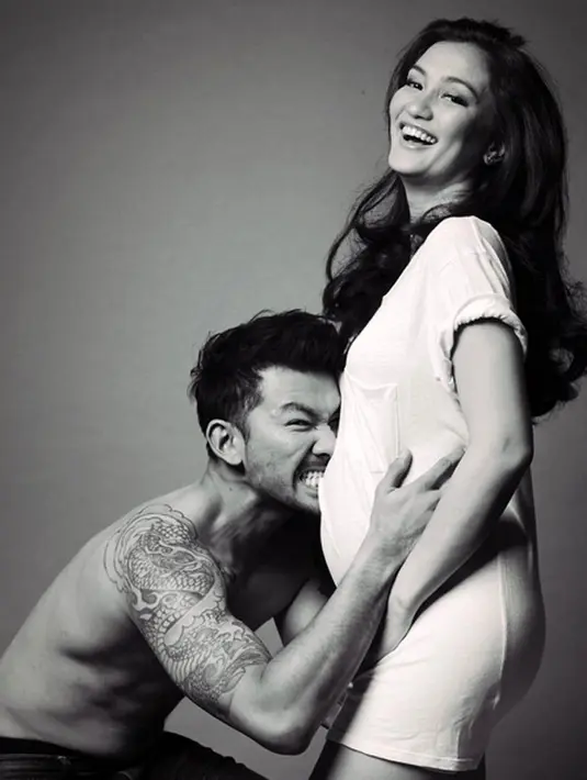 "Pada saat saya sedang giat melakukan itu Alhamdulillah kabar baik datang, test pack saya menyatakan bahwa saya positif hamil." Tulis Atiqah Hasiholan. (Instagram/adik710)