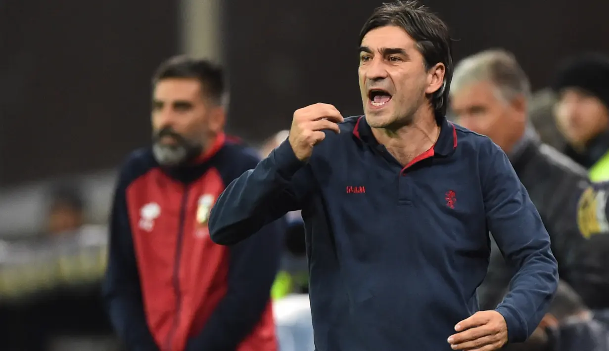 Pelatih Genoa, Ivan Juric memberikan instruksi kepada anak asuhnya saat melawan AC Milan  pada lanjutan Serie A Italia di  Luigi Ferraris stadium,  Genoa, Rabu (25/10/2016) dini hari WIB.  (AFP/ Giuseppe Cacace)