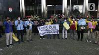 Mahasiswa yang tergabung dalam Aliansi BEM Seluruh Indonesia melakukan unjuk rasa di depan Gedung KPK, Jakarta, Jumat (9/4/2021). Mereka mempertanyakan penerbitan SP3 terkait kasus dugaan korupsi BLBI untuk Sjamsul Nursalim dan istrinya, Itjih Sjamsul Nursalim. (Liputan6.com/Helmi Fithriansyah)