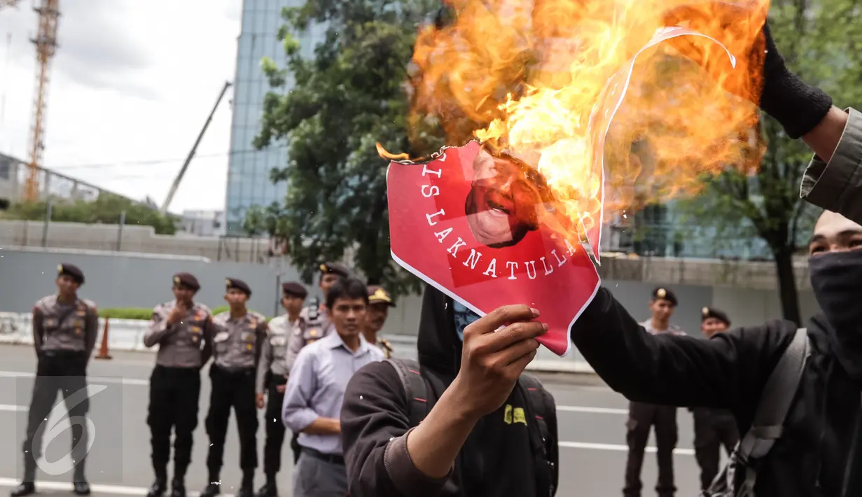 Massa aksi membakar poster Presiden AS Donald Trump saat unjuk rasa di depan kantor Kedubes AS di Jakarta Sabtu (4/2). Munculnya kebijakan Trump dianggap merugikan sebagian warga. (Liputan6.com/Fery Pradolo)