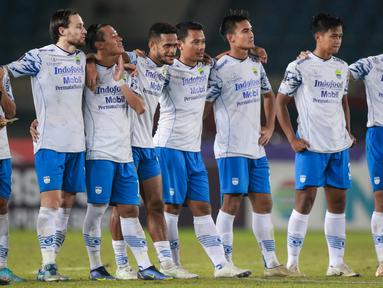Persib Bandung harus menelan pil pahit usai tersingkir oleh PSS Sleman di perempat final Piala Predien 2022 lewat babak adu penalti. (Bola.com/Bagaskara Lazuardi)