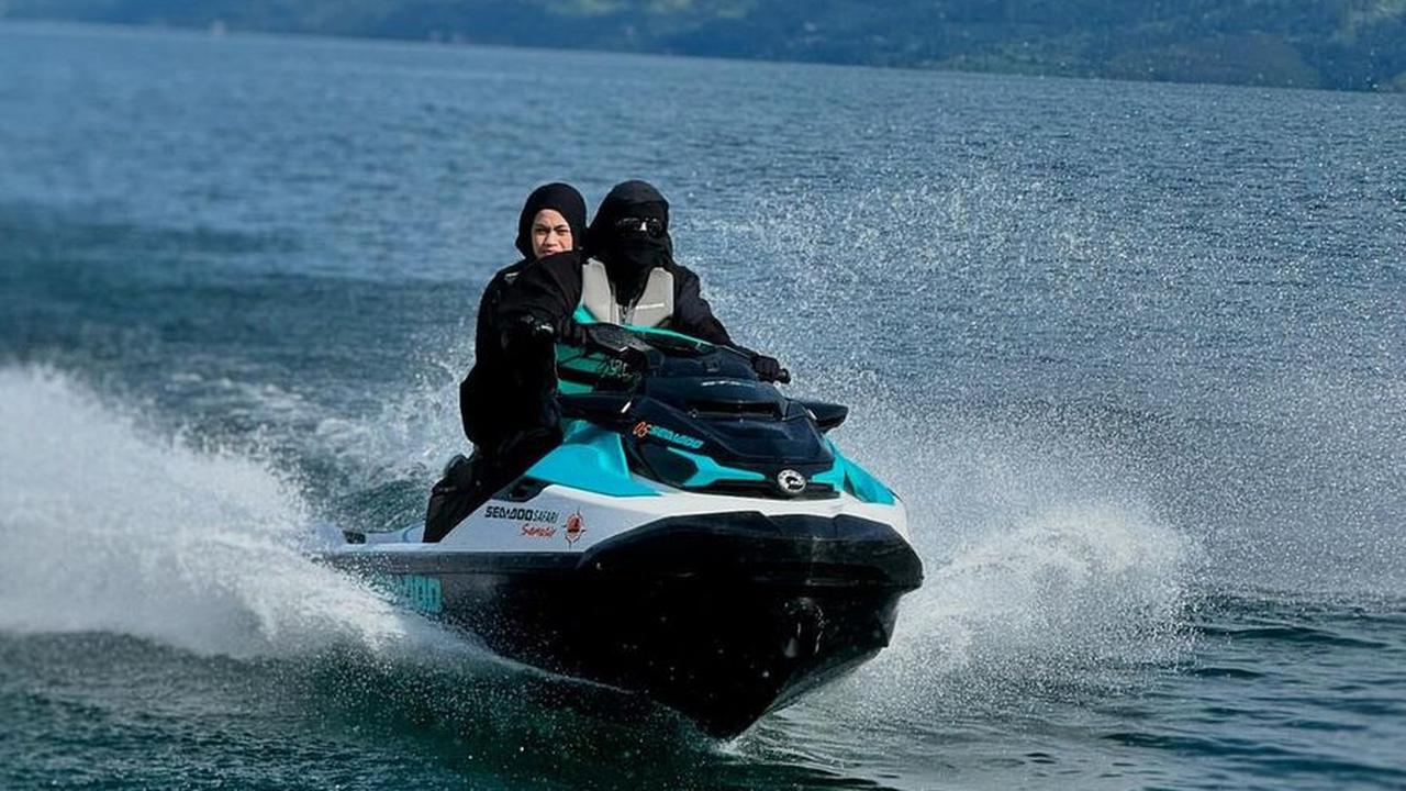 Buktikan Cadar dan Busana Syar'i Tak Jadi Penghalang, Ini 7 Potret Umi Pipik Ngebut Naik Jetski di Danau Toba
