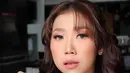 Aktris dan komedian itu tampak memesona dengan riasan bergaya Korean Makeup Look hasil tangan dingin makeup artist Mia Agista. [@kikysaputrii]