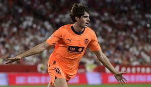 Pemain Valencia Javi Guerra melakukan selebrasi usai mencetak gol ke gawang Sevilla pada pertandingan sepak bola Liga Spanyol di Stadion Ramon Sanchez Pizjuan, Seville, Spanyol, Jumat (11/8/2023). Valencia sukses mempermalukan Sevilla dengan skor 2-1. (CRISTINA QUICLER/AFP)