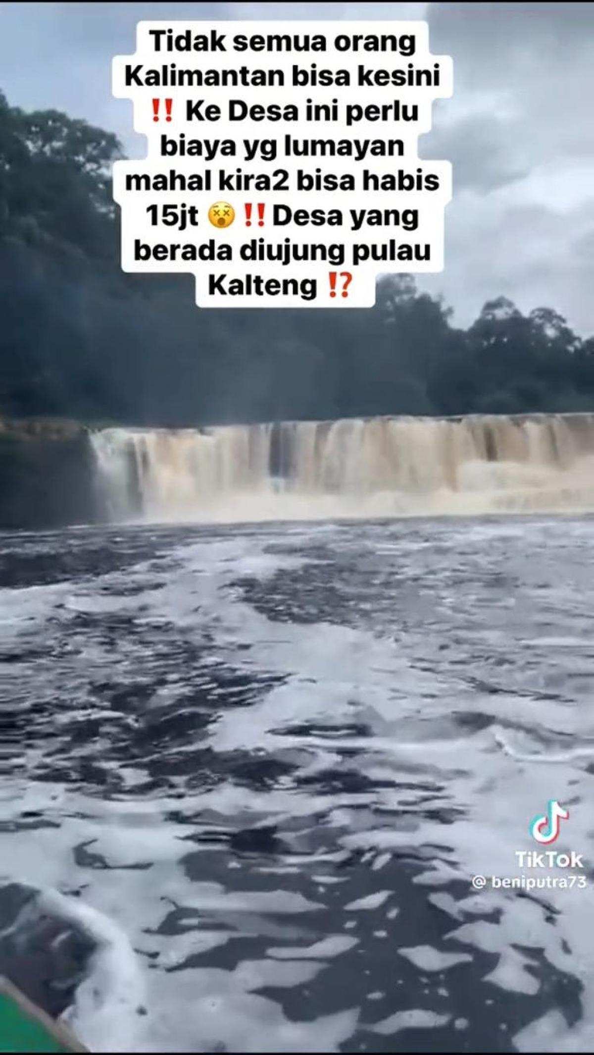 Volume air terjun yang turun pun tampak sangat deras dan warnanya tampak kecokelatan.