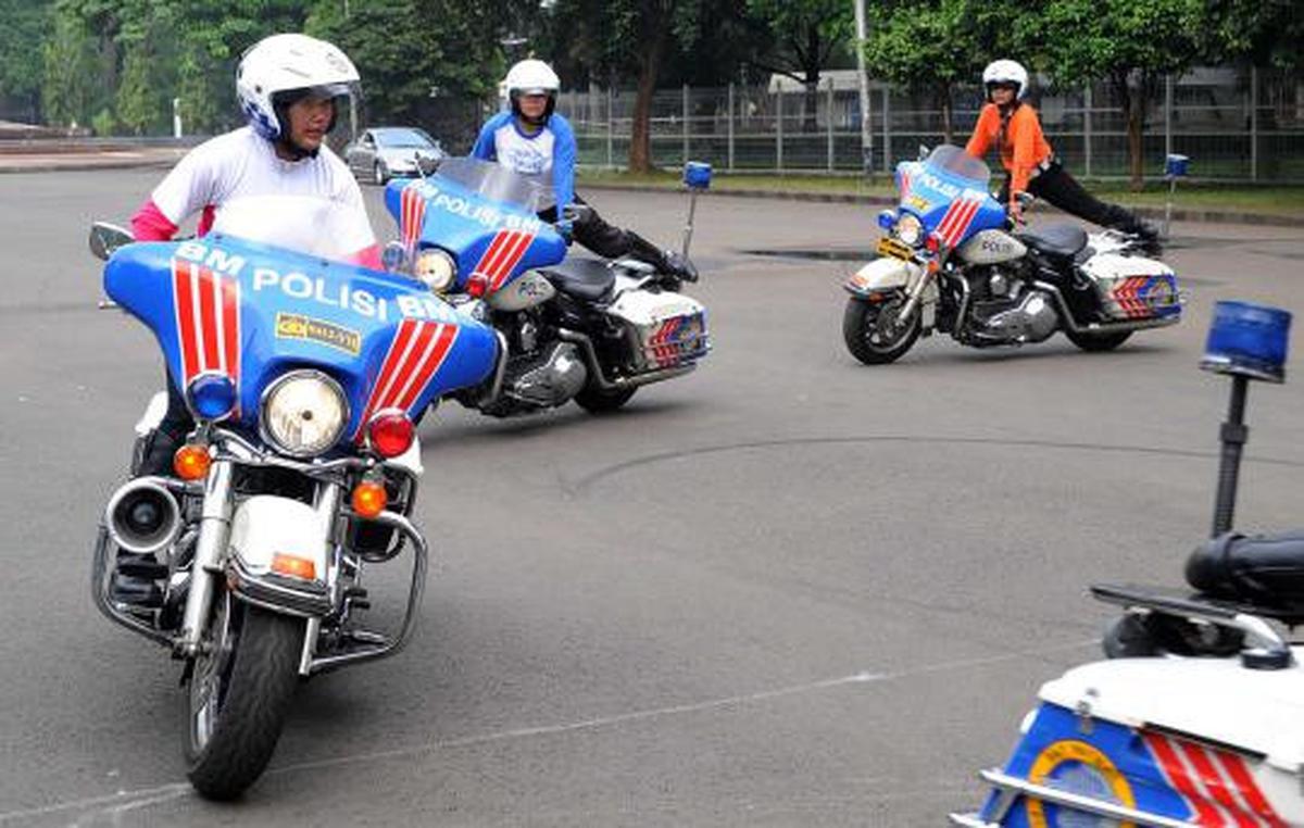 Polwan cantik akrobat pakai motor gede 