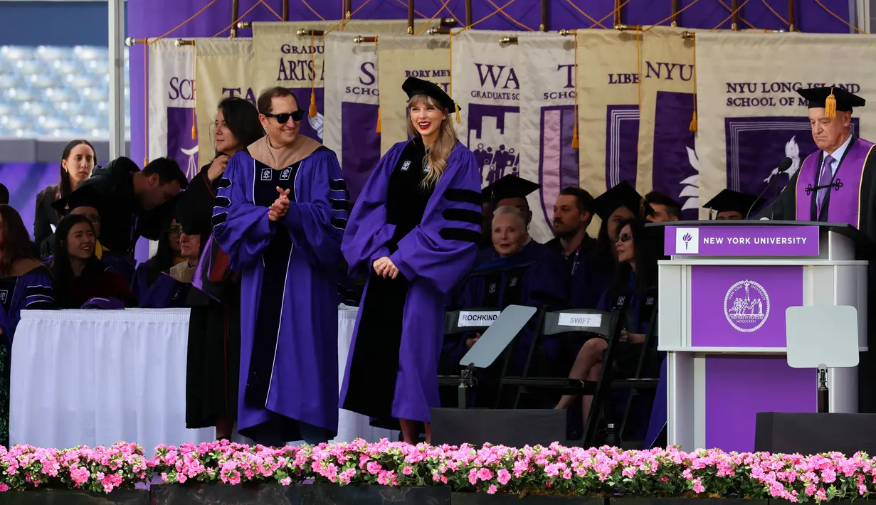 Penyanyi Taylor Swift dianugerahi gelar doktor kehormatan seni rupa pada upacara pembukaan New York University untuk angkatan 2022 di Yankee Stadium, New York, Amerika Serikat, 18 Mei 2022. (Dia Dipasupil/Getty Images/AFP)