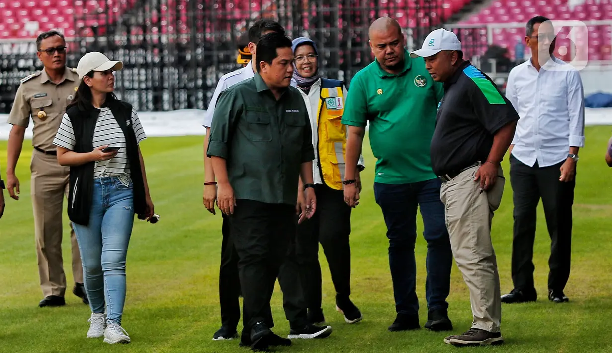 Ketua Umum PSSI merangkap Ketua LOC Erick Thohir serta jajaran pengurus PSSI dan LOC melakukan inspeksi di Stadion Utama Gelora Bung Karno (SUGBK), Senayan, Jakarta, Senin (13/3/2023). Seperti diketahui, gelaran Piala Dunia U-20 yang diikuti 24 negara akan berlangsung pada 5 Mei -11 Juni 2023 di Indonesia. (Liputan6.com/Angga Yuniar)i
