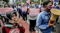 Massa yang tergabung dalam Front Perjuangan Rakyat (FPR) berorasi saat melakukan unjuk rasa di Jalan Gerbang Pemuda, Senayan, Jakarta, Jumat (14/8/2020). Dalam aksinya mereka menolak rencana pengesahan RUU Cipta Kerja atau omnibus law. (Liputan6.com/Faizal Fanani)