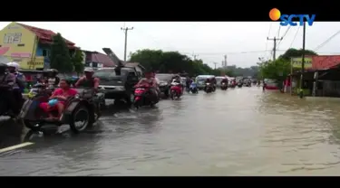 Petugas Satlantas Polres Cirebon Kota memberlakukan sistem kontra flow dengan memaksimalkan jalur yang tidak tergenang.