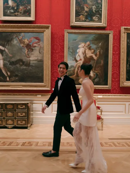 Berlatar Museum The Wallace yang cantik, keduanya bergaya ala museum date dengan baju pengantin [@elelrumi]