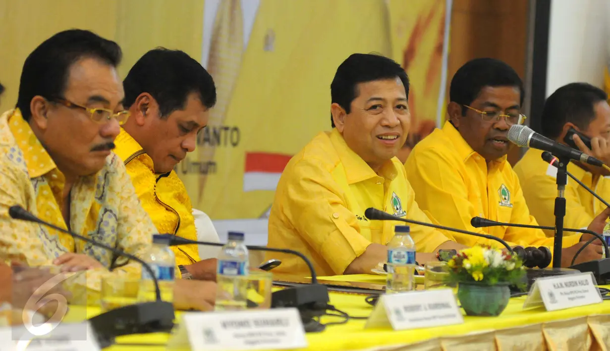 Ketua Umum Partai Golkar Setya Novanto (tengah) saat rapat pengurus di DPP Golkar, Jakarta, Senin (30/5). Menurut kabar ada lebih dari 200 orang yang menjadi pengurus Golkar 2016-2019. (Liputan6.com/Helmi Afandi)