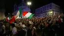 Suporter Italia merayakan kemenangan atas Spanyol pada pertandingan semifinal Euro 2020 Stadion Wembley, London, Inggris, Rabu (7/7/2021). Italia mengalahkan Spanyol 4-2 lewat adu penalti setelah laga imbang 1-1 selama 120 menit. (Cecilia Fabiano/LaPresse via AP)