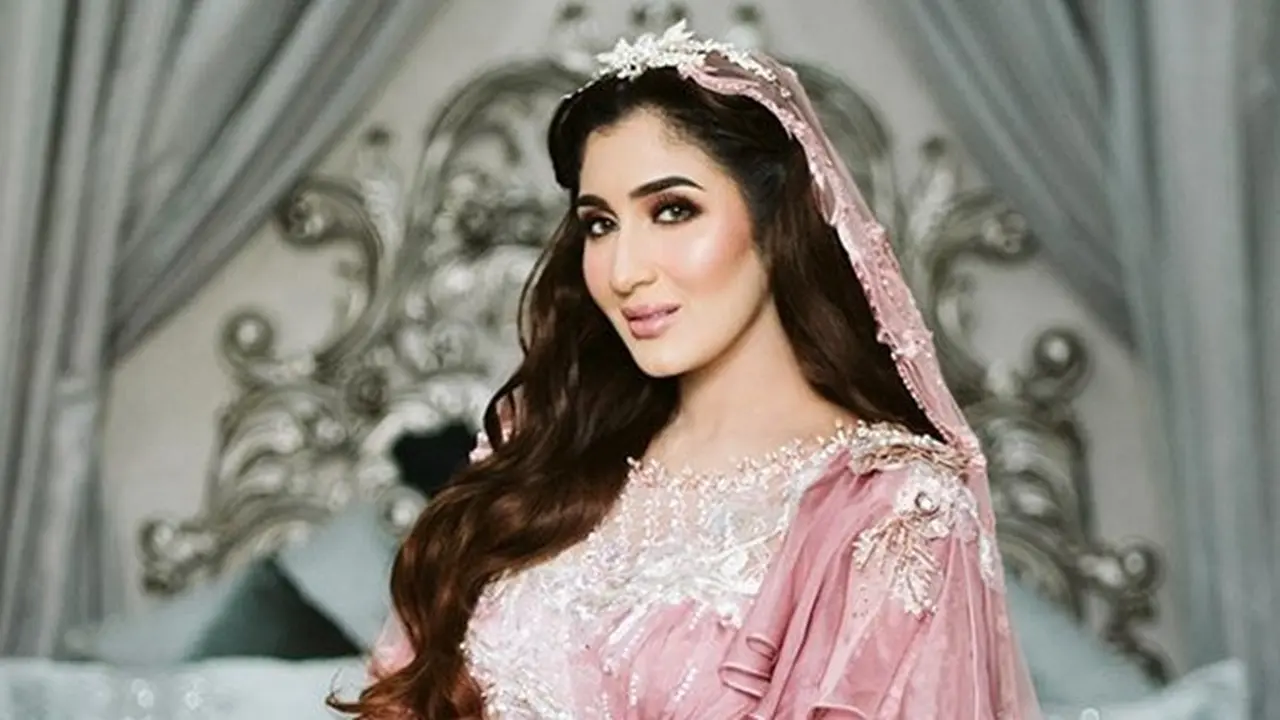 7 Potret Resepsi Pernikahan Tania Nadira, Gunakan Gaun Bertabur Kristal Swarovski