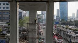Pekerja menyelesaikan pembangunan jalur kereta ringan atau LRT Jabodebek rute Cawang-Dukuh Atas di Cawang, Jakarta, Senin (29/4/2019). Menurut PT Adhi Karya selaku kontraktor pelaksana proyek LRT, pembangunan jalur LRT mencapai 47,95 persen (data per akhir Maret 2019). (Liputan6.com/Johan Tallo)