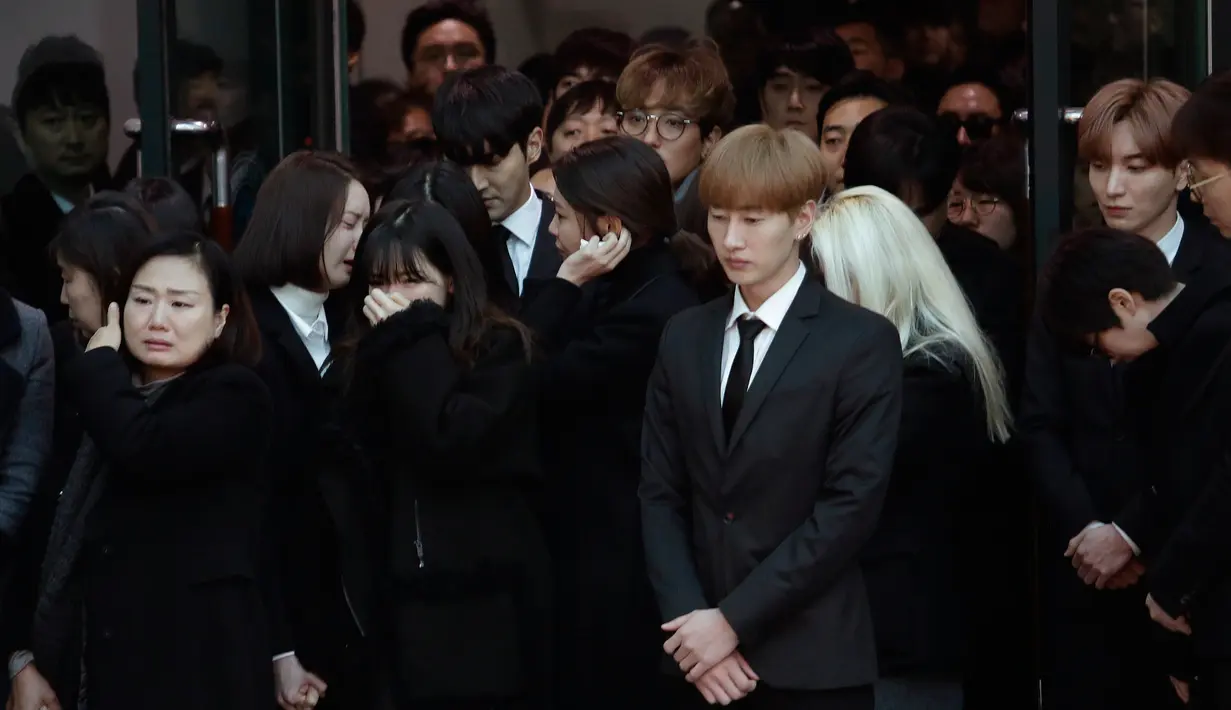 Personel Super Junior, Eunhyuk (tengah) saat prosesi pelepasan jenazah Jonghyun SHINee menuju tempat pemakaman dari Asan Hospital, Seoul, Kamis (21/12). Upacara pemakaman Jonghyun digelar tertutup dan keluarga merahasiakan lokasinya. (AP/Ahn Young-joon)