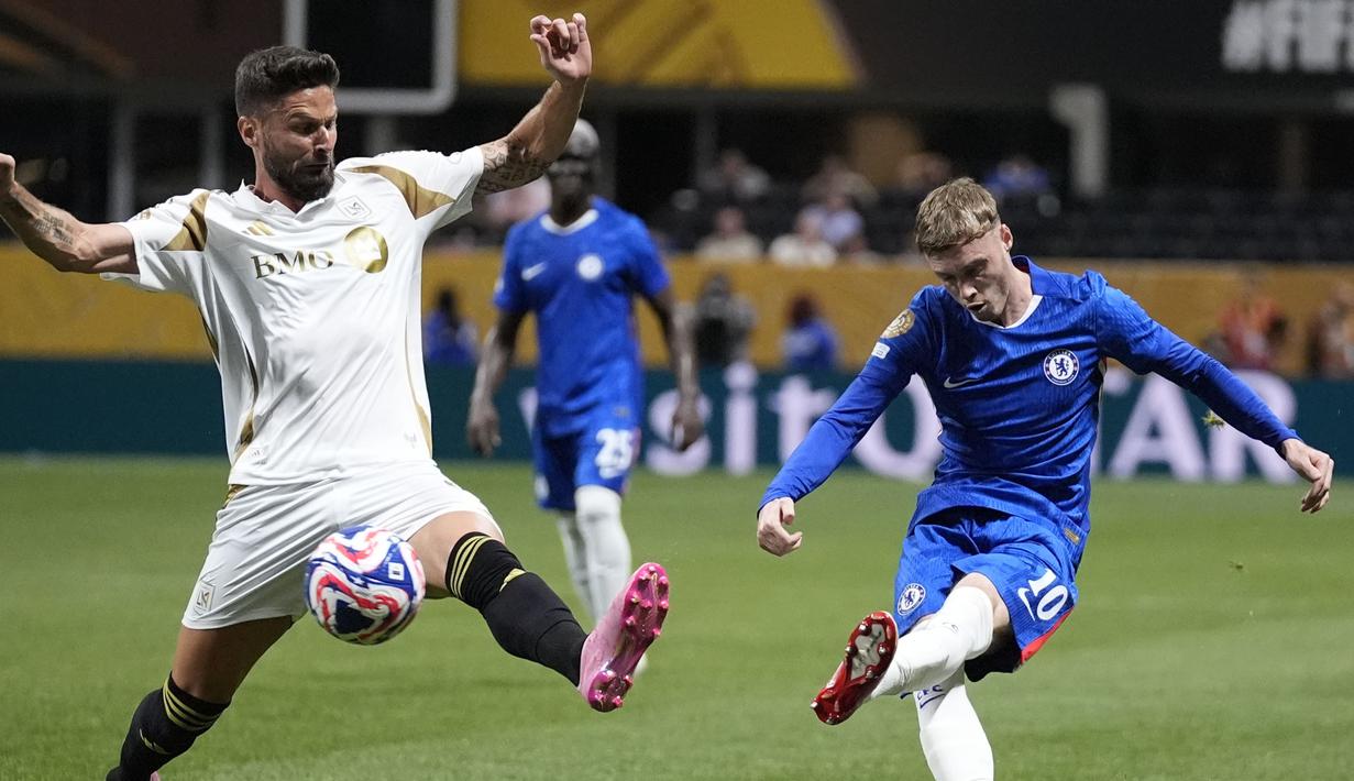 Pemain LAFC, Olivier Giroud (kiri) berusaha memblokir tendangan pemain Chlesea, Cole Palmer dalam pertandingan Grup D Piala Dunia Antarklub 2025 di Mercedes Benz Stadium, Atlanta, Amerika Serikat, Selasa (17/06/2025) WIB. (AP Photo/Brynn Anderson)
