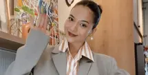 Putri Marino mengangkat gaya kasual jadi makin istimewa dengan blazer. [Foto: Instagram/ Putri Marino]