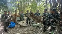 Penjaga taman menunjukkan bangkai harimau di Taman Nasional Thong Pha Phum, provinsi Kanchanaburi, sebelah barat ibu kota Bangkok. (Department of National Parks and Wildlife Conservation)