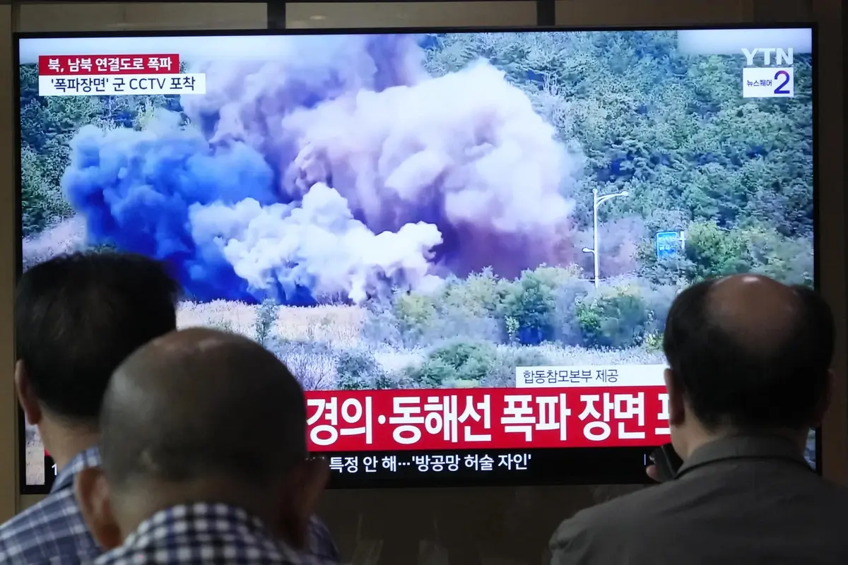 Gambar Korut meledakkan jalan penghubung dengan Korea Selatan. (AP/AHn Yung-joon)