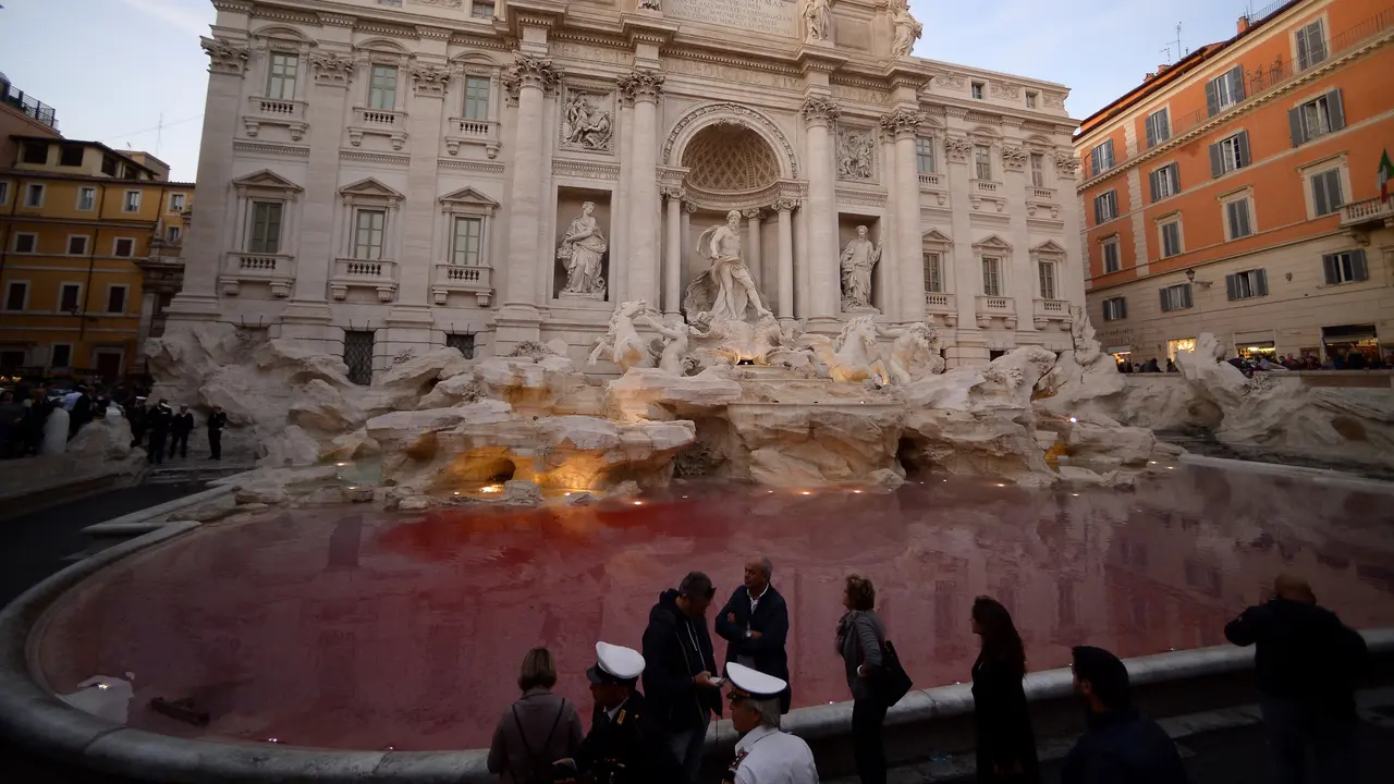 Air Mancur Trevi di Roma