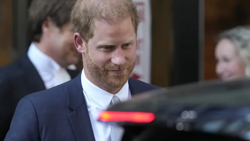 Pangeran Harry meninggalkan Pengadilan Tinggi di London, 7 Juni 2023.  (AP Photo/Frank Augstein)