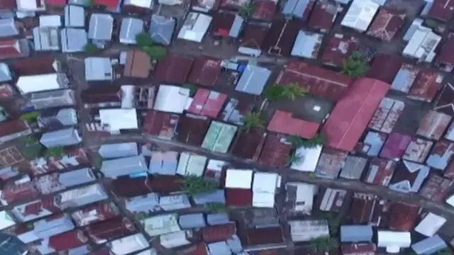 Nyaris tak ada ruang tersisa karena penghuninya membangun rumah sampai sisi terluar pulau.