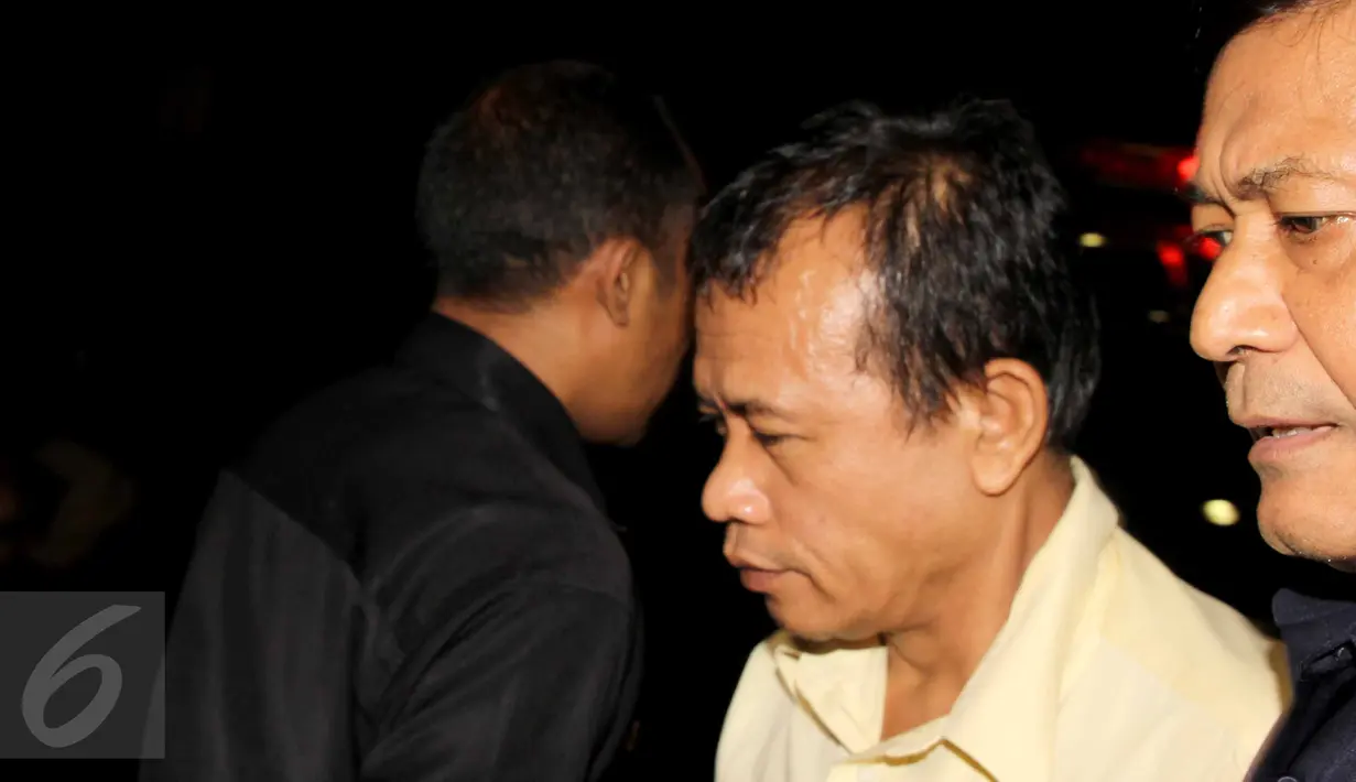 Majelis Hakim PTUN Medan Gumala Ginting (tengah) digiring masuk ke Gedung KPK, Jakarta, Jumat (10/7). Dalam operasi tangkap tangan di Medan, KPK menangkap 5 orang terkait kasus dugaan suap kasus yang ditangani PTUN Medan. (Liputan6.com/Helmi Afandi)